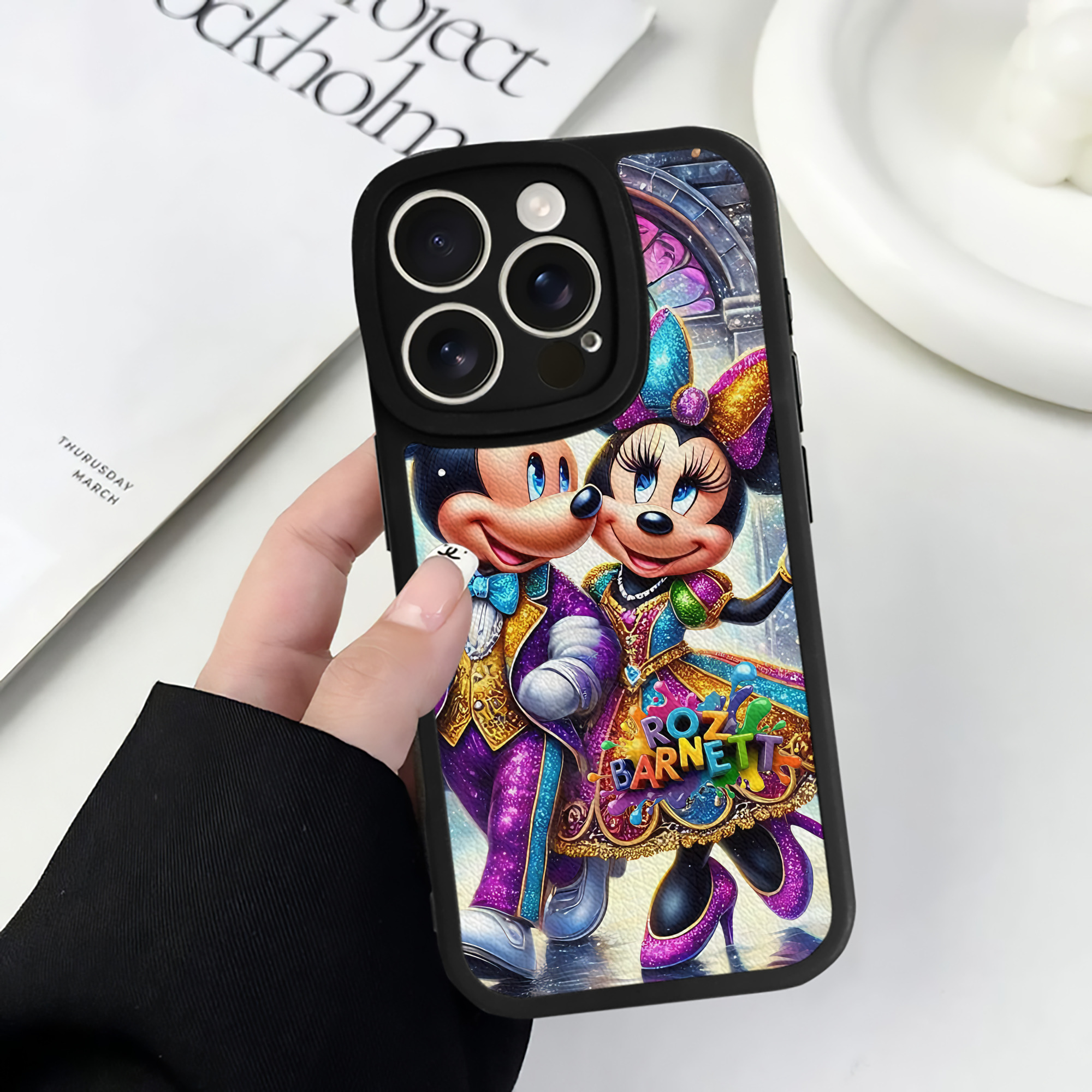 （画像用） ミッキーマウス Mickey Mouse 【iPhone 16シリーズ対応】シリコンスマホケース（レザー調） 材質：シリコン
